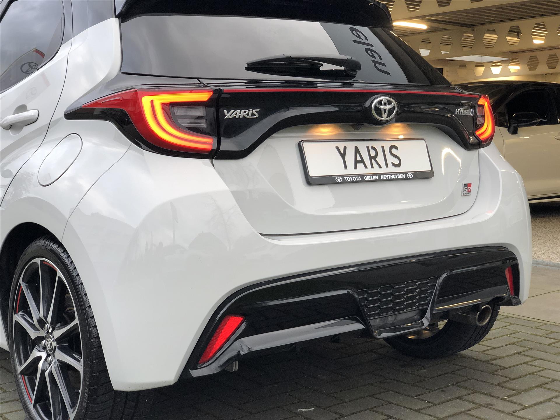 Toyota Yaris 1.5 Hybrid GR Sport | JBL, Dodehoekherkenning, Stoelverwarming, Smart connect, Dynamic Grey, Keyless, CarPlay, Half Leer 42532702-10.jpg | Autobedrijf Gielen
