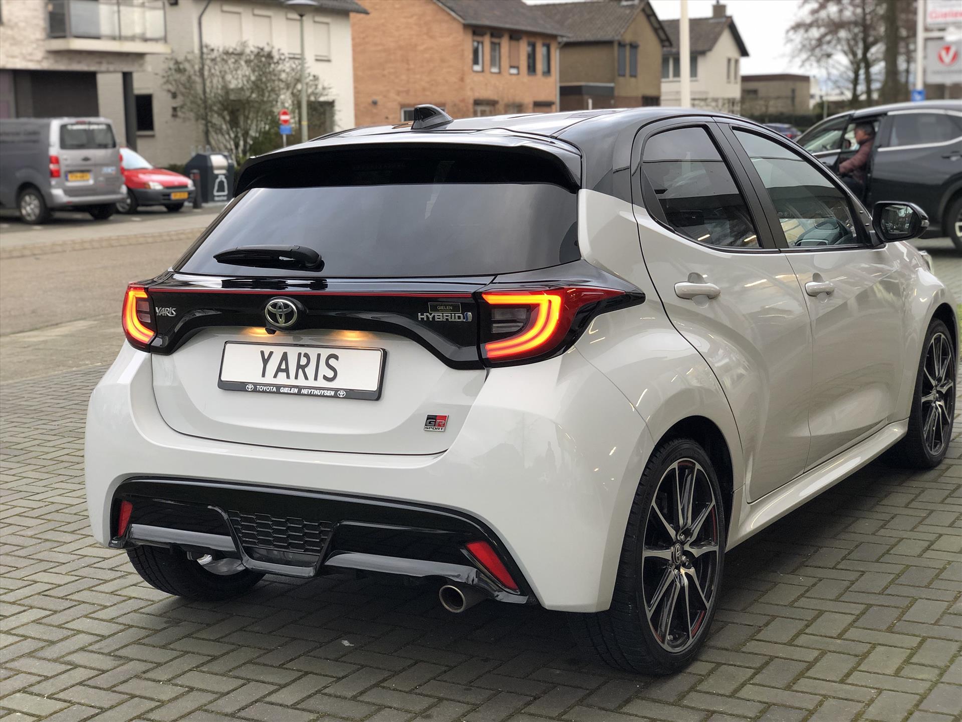 Toyota Yaris 1.5 Hybrid GR Sport | JBL, Dodehoekherkenning, Stoelverwarming, Smart connect, Dynamic Grey, Keyless, CarPlay, Half Leer 42532702-11.jpg | Autobedrijf Gielen