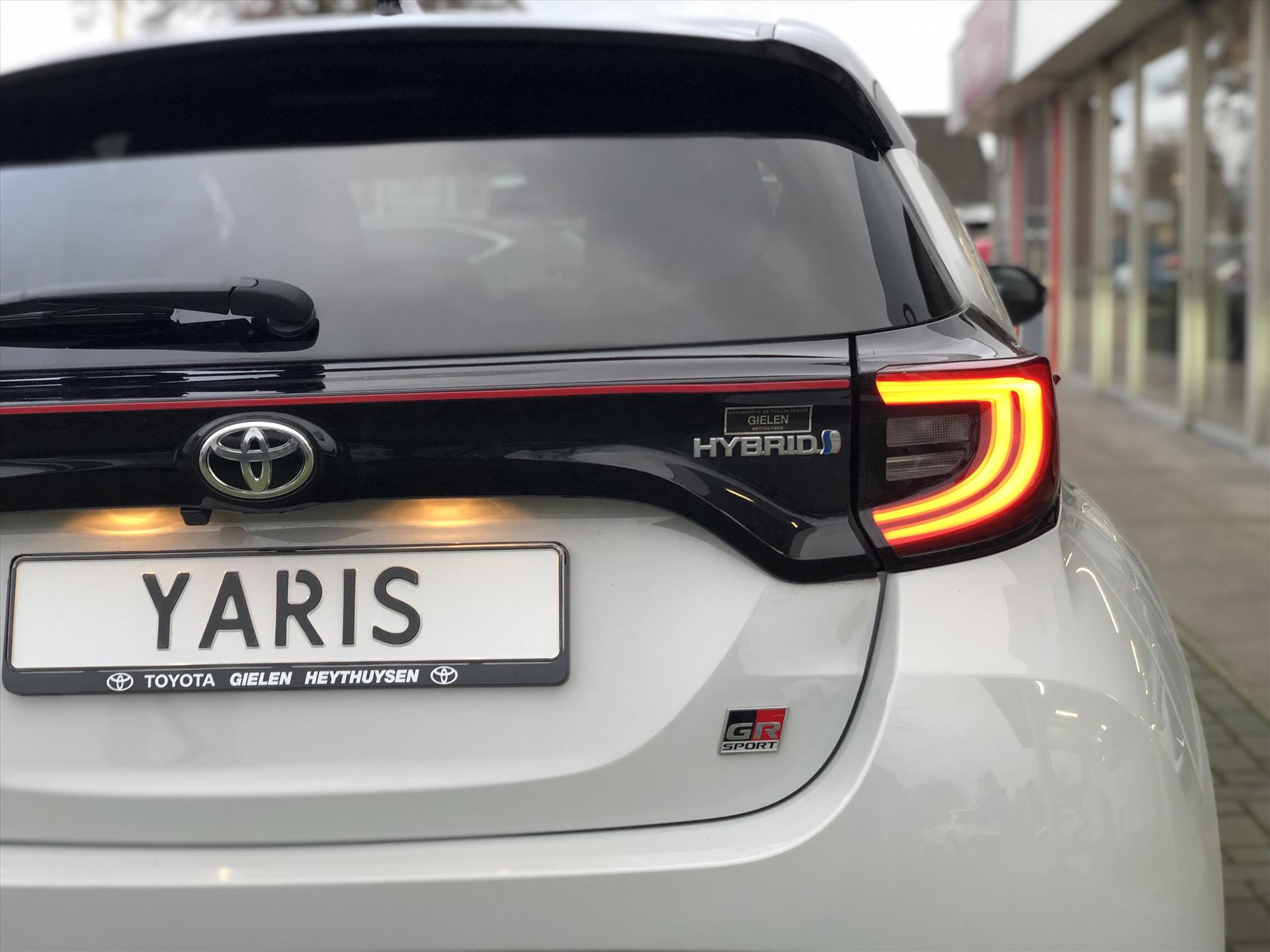 Toyota Yaris 1.5 Hybrid GR Sport | JBL, Dodehoekherkenning, Stoelverwarming, Smart connect, Dynamic Grey, Keyless, CarPlay, Half Leer 42532702-12.jpg | Autobedrijf Gielen