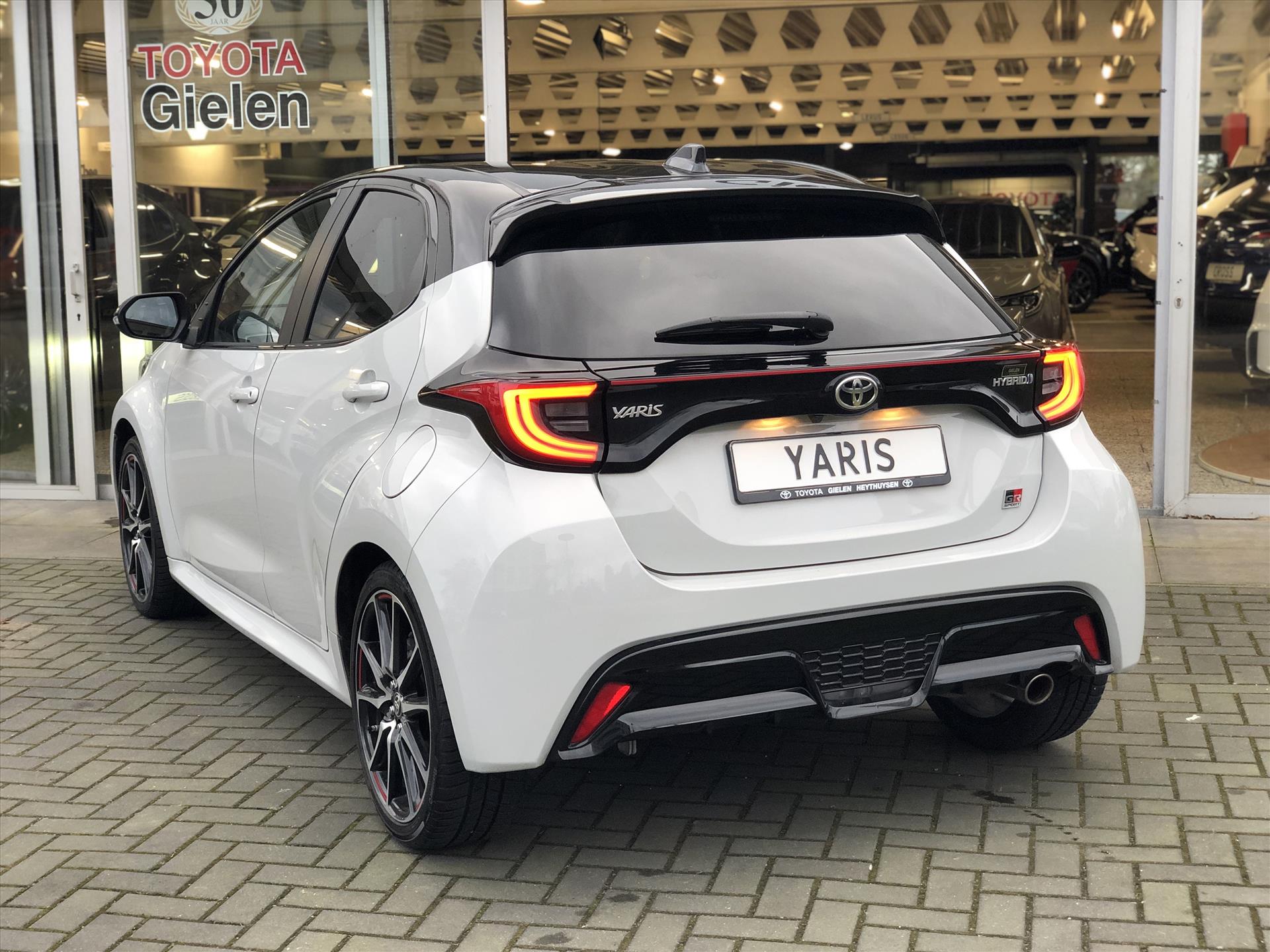 Toyota Yaris 1.5 Hybrid GR Sport | JBL, Dodehoekherkenning, Stoelverwarming, Smart connect, Dynamic Grey, Keyless, CarPlay, Half Leer 42532702-13.jpg | Autobedrijf Gielen