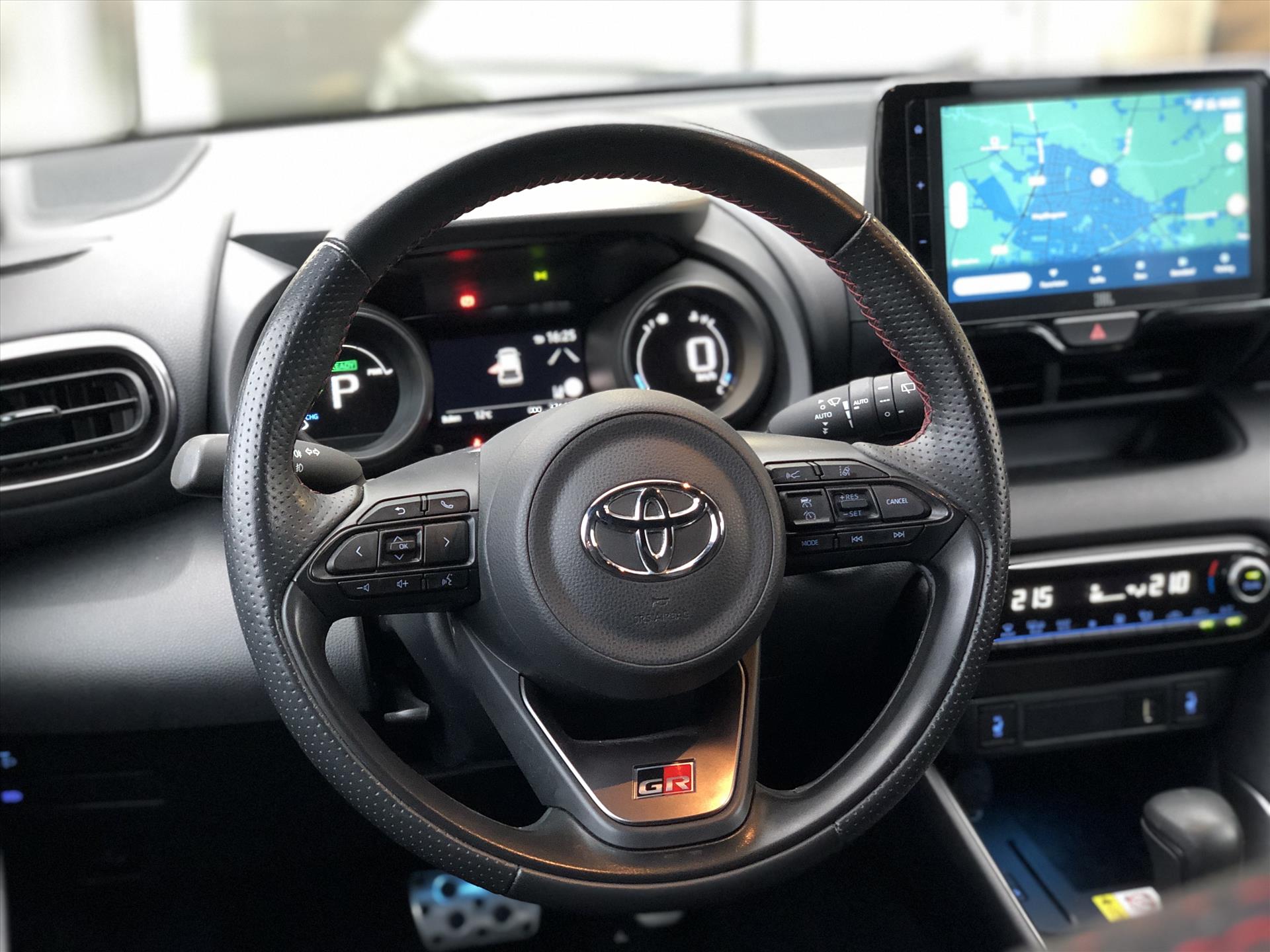 Toyota Yaris 1.5 Hybrid GR Sport | JBL, Dodehoekherkenning, Stoelverwarming, Smart connect, Dynamic Grey, Keyless, CarPlay, Half Leer 42532702-14.jpg | Autobedrijf Gielen