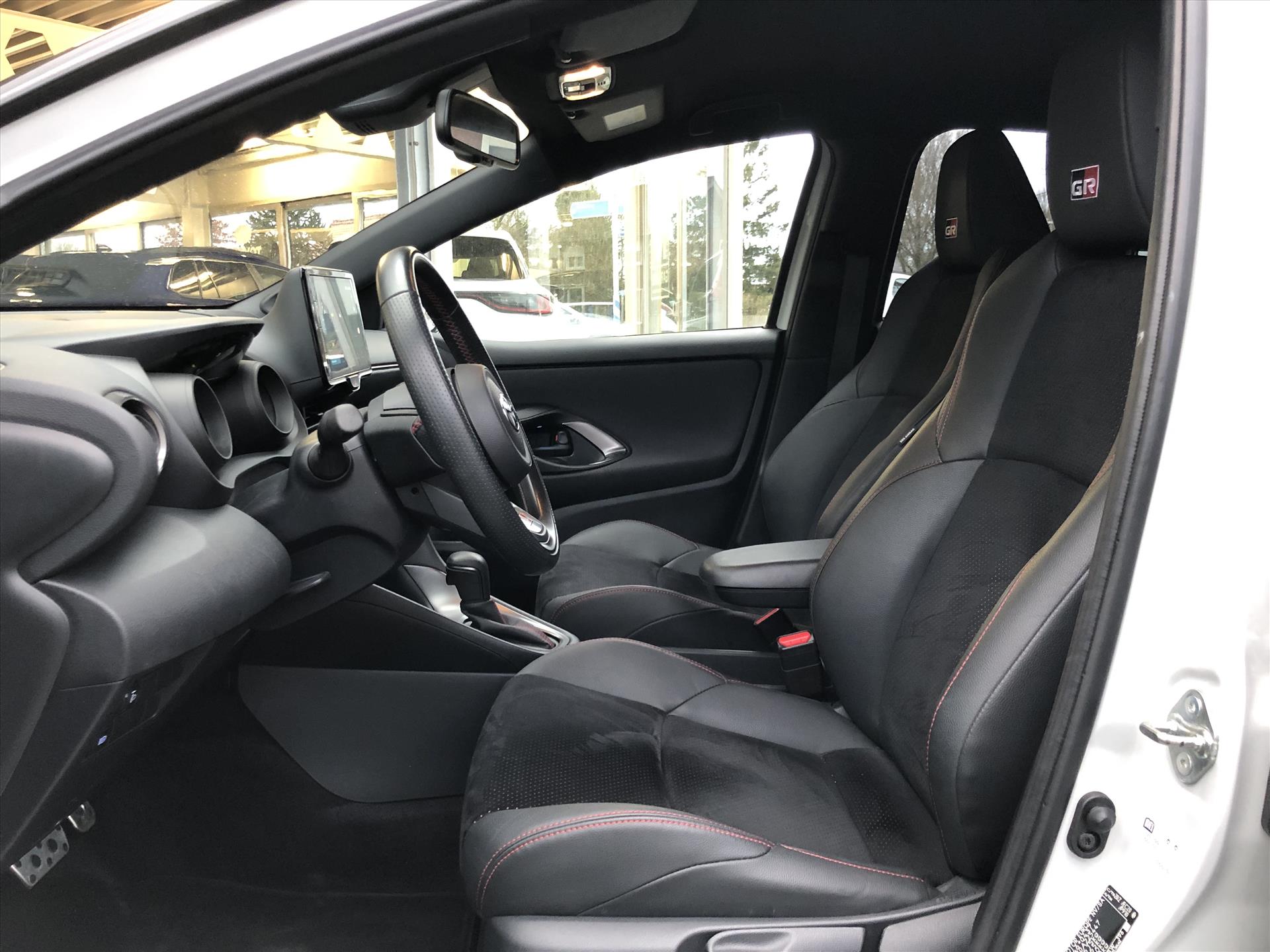 Toyota Yaris 1.5 Hybrid GR Sport | JBL, Dodehoekherkenning, Stoelverwarming, Smart connect, Dynamic Grey, Keyless, CarPlay, Half Leer 42532702-15.jpg | Autobedrijf Gielen