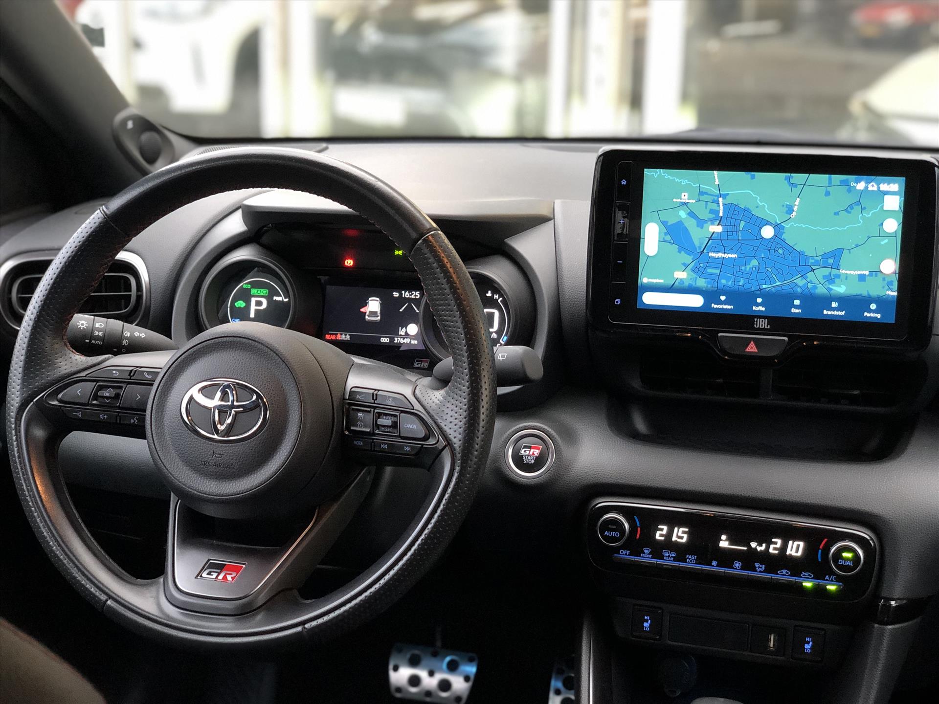 Toyota Yaris 1.5 Hybrid GR Sport | JBL, Dodehoekherkenning, Stoelverwarming, Smart connect, Dynamic Grey, Keyless, CarPlay, Half Leer 42532702-18.jpg | Autobedrijf Gielen