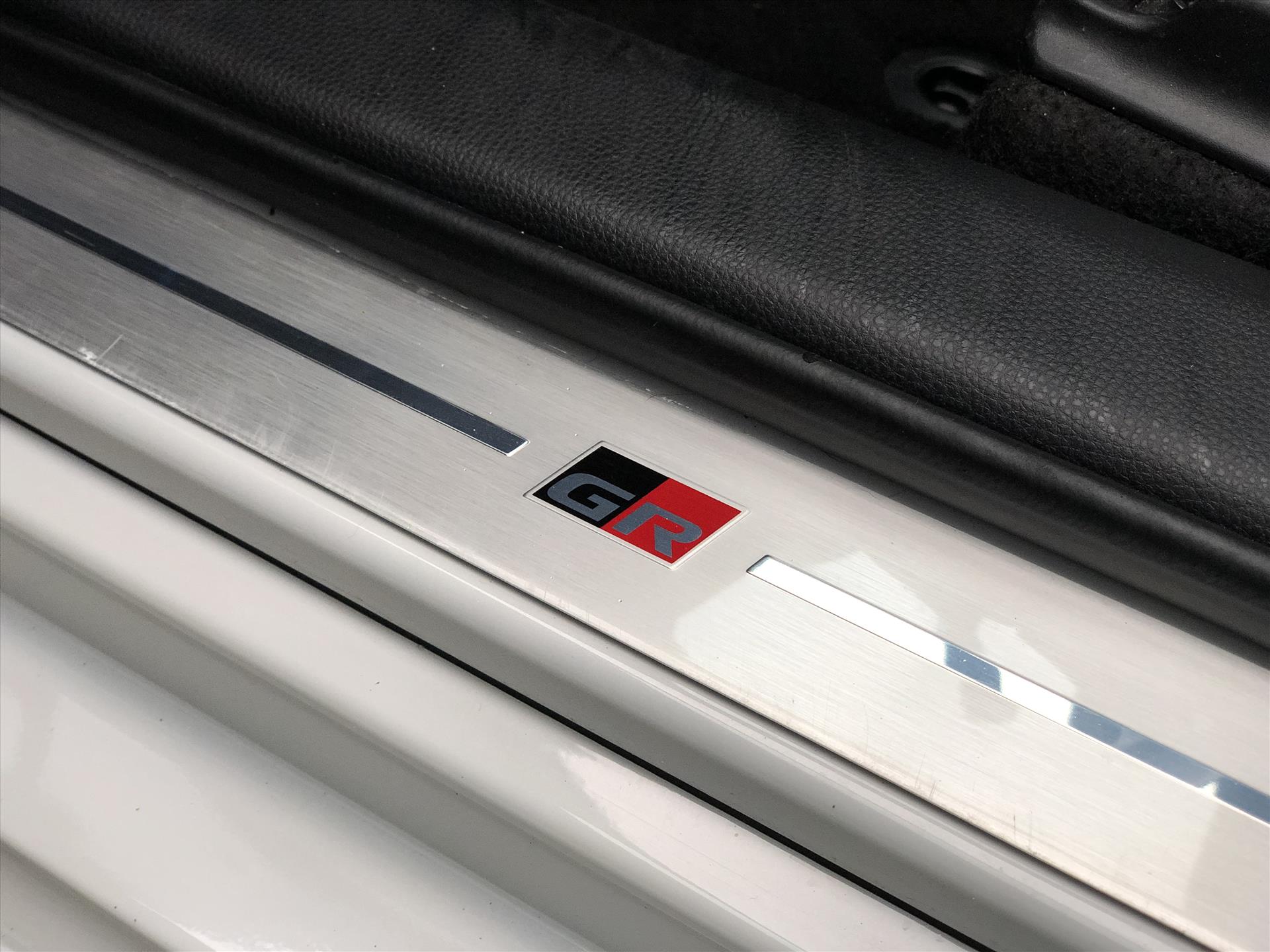 Toyota Yaris 1.5 Hybrid GR Sport | JBL, Dodehoekherkenning, Stoelverwarming, Smart connect, Dynamic Grey, Keyless, CarPlay, Half Leer 42532702-20.jpg | Autobedrijf Gielen