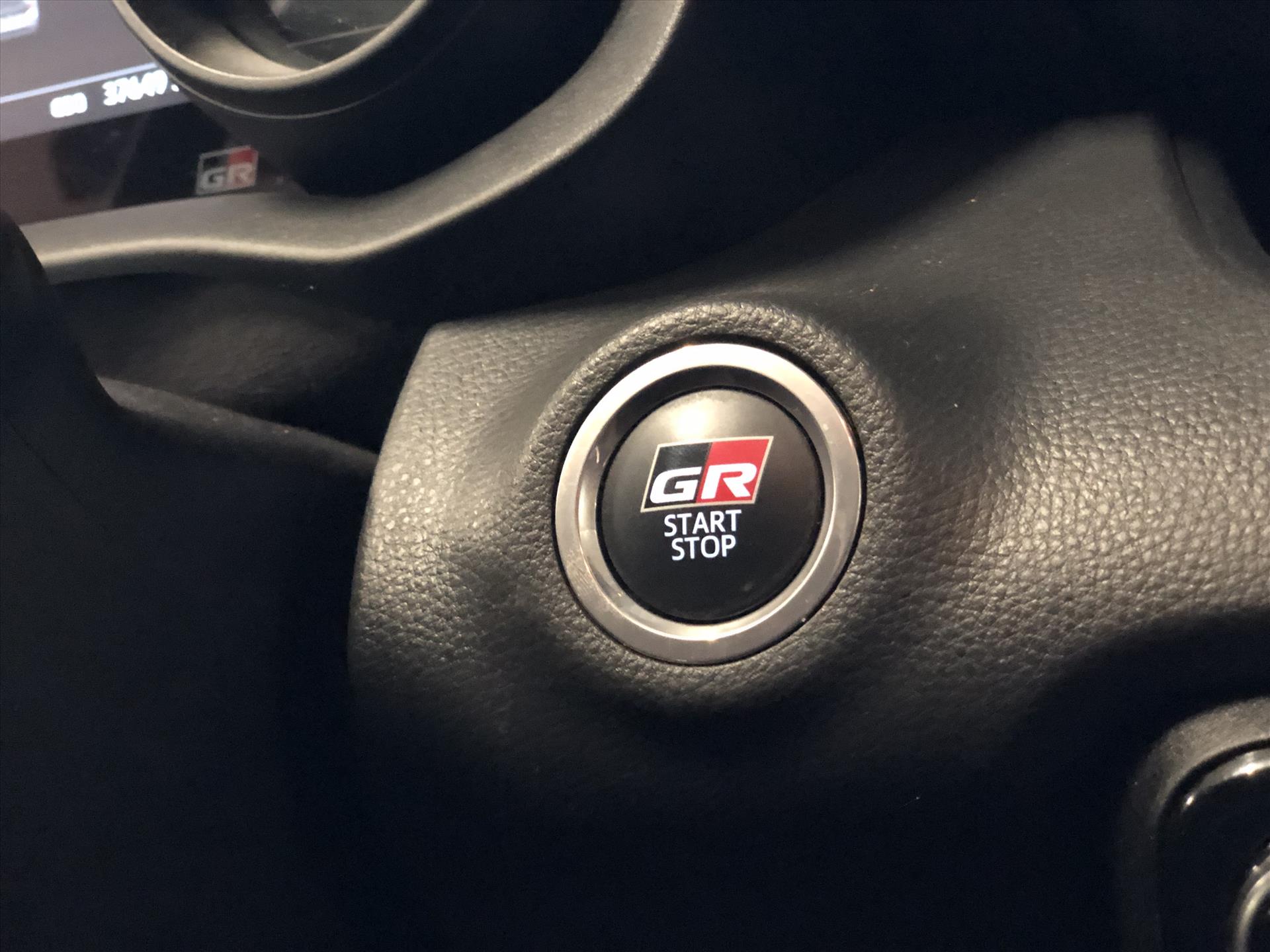 Toyota Yaris 1.5 Hybrid GR Sport | JBL, Dodehoekherkenning, Stoelverwarming, Smart connect, Dynamic Grey, Keyless, CarPlay, Half Leer 42532702-37.jpg | Autobedrijf Gielen