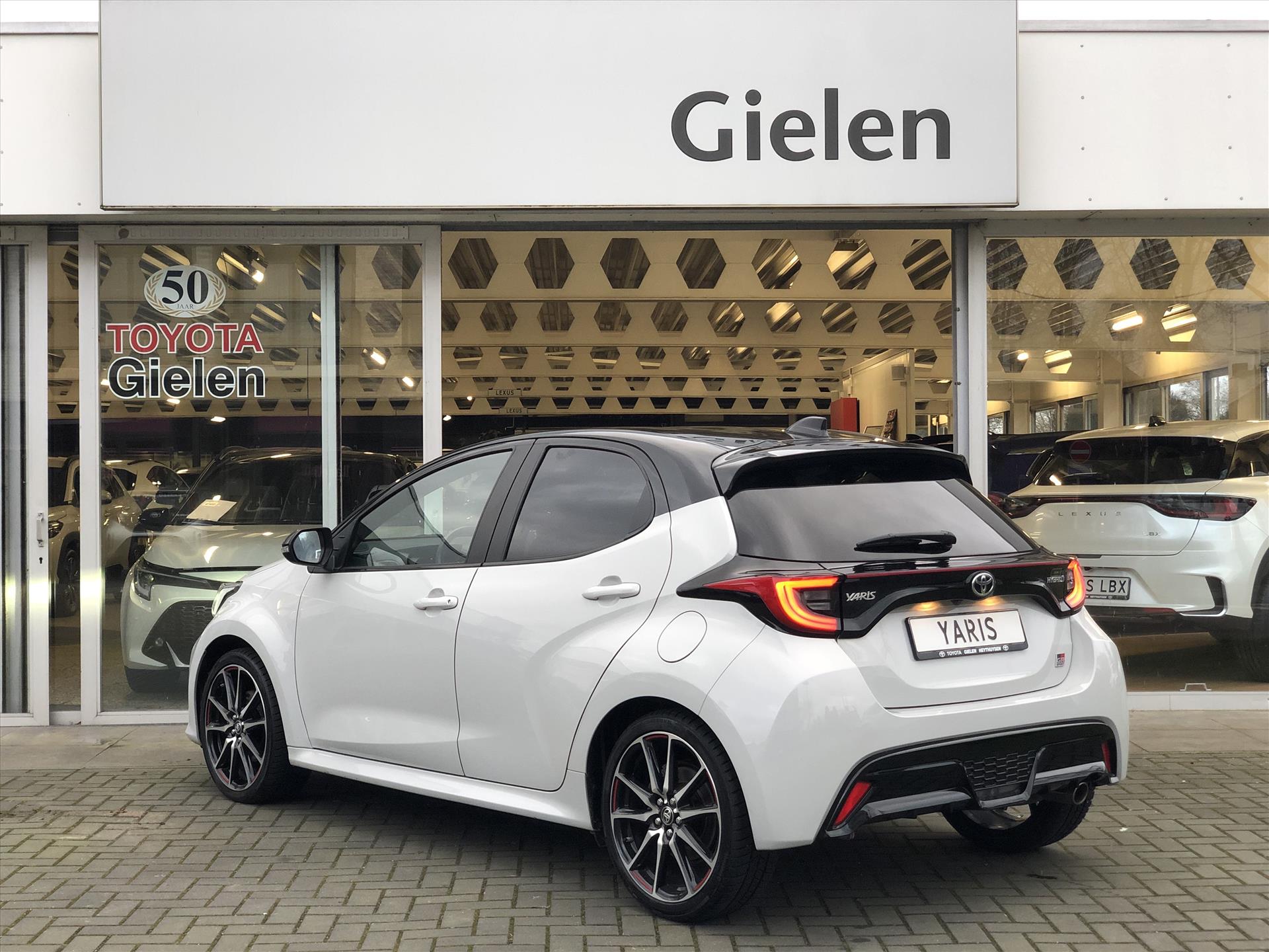 Toyota Yaris 1.5 Hybrid GR Sport | JBL, Dodehoekherkenning, Stoelverwarming, Smart connect, Dynamic Grey, Keyless, CarPlay, Half Leer 42532702-39.jpg | Autobedrijf Gielen