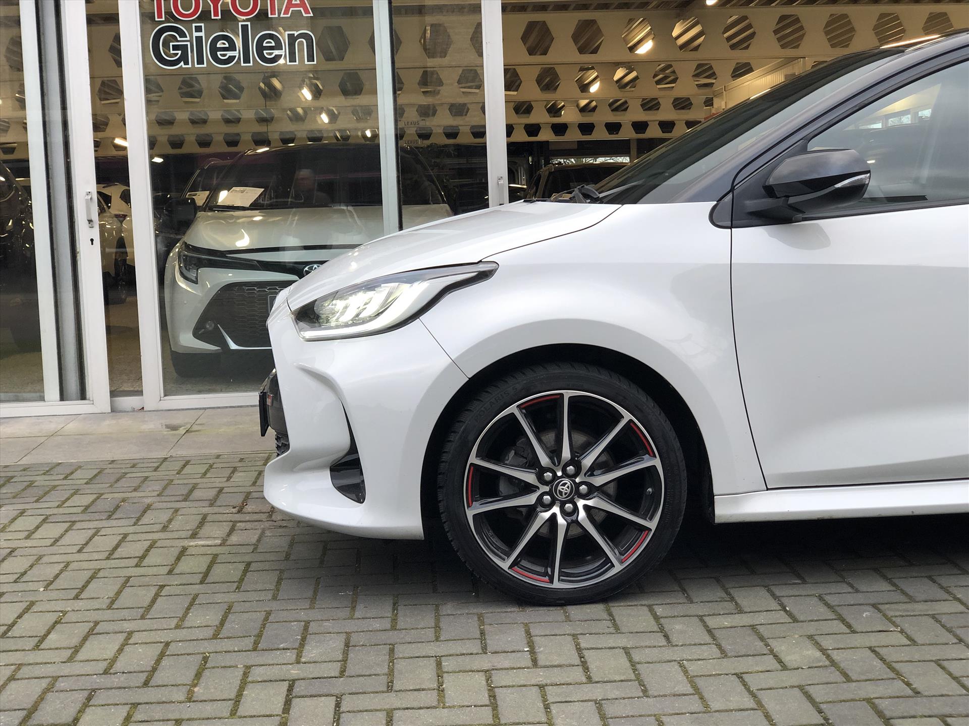 Toyota Yaris 1.5 Hybrid GR Sport | JBL, Dodehoekherkenning, Stoelverwarming, Smart connect, Dynamic Grey, Keyless, CarPlay, Half Leer 42532702-6.jpg | Autobedrijf Gielen