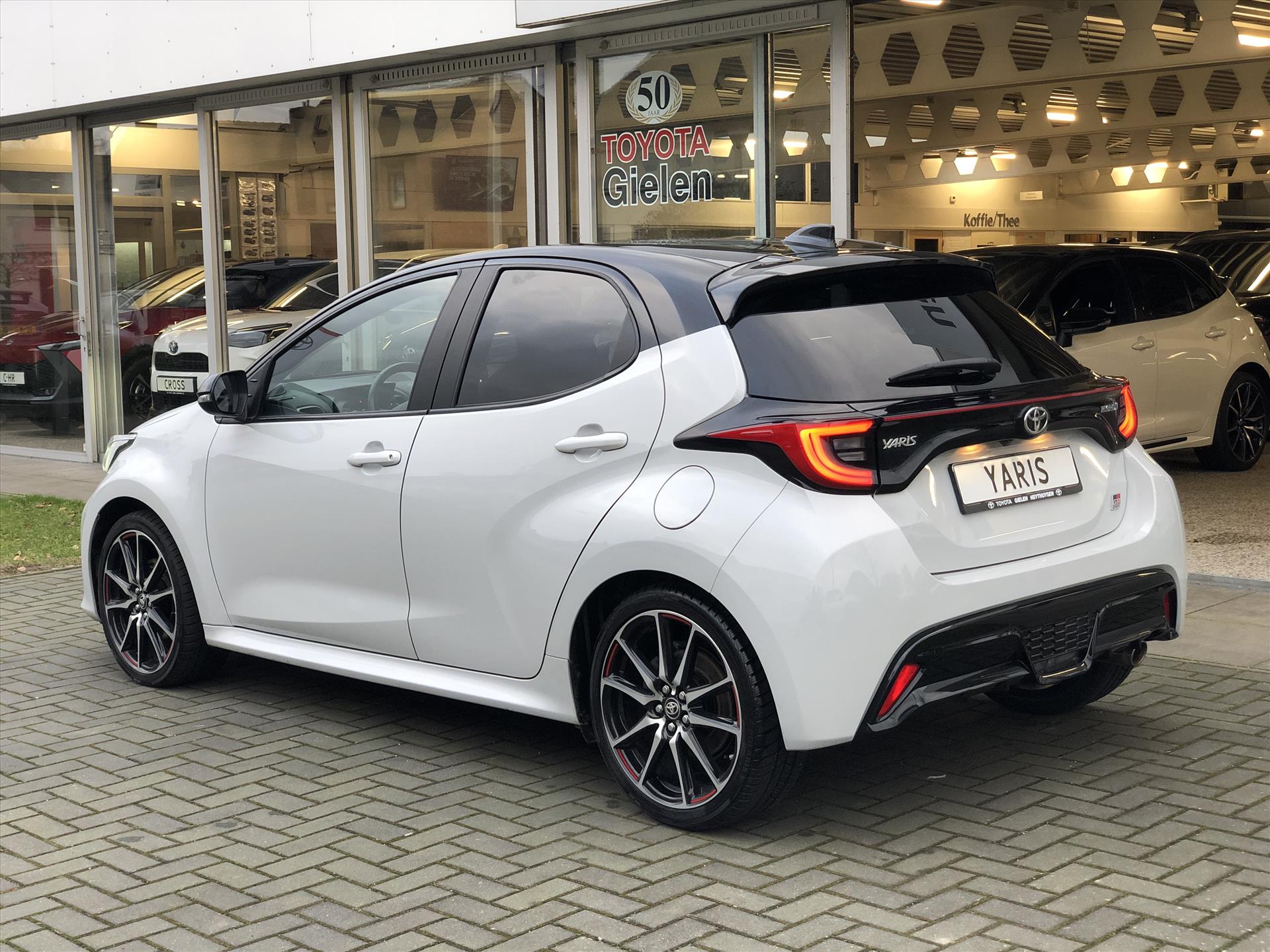 Toyota Yaris 1.5 Hybrid GR Sport | JBL, Dodehoekherkenning, Stoelverwarming, Smart connect, Dynamic Grey, Keyless, CarPlay, Half Leer 42532702-7.jpg | Autobedrijf Gielen