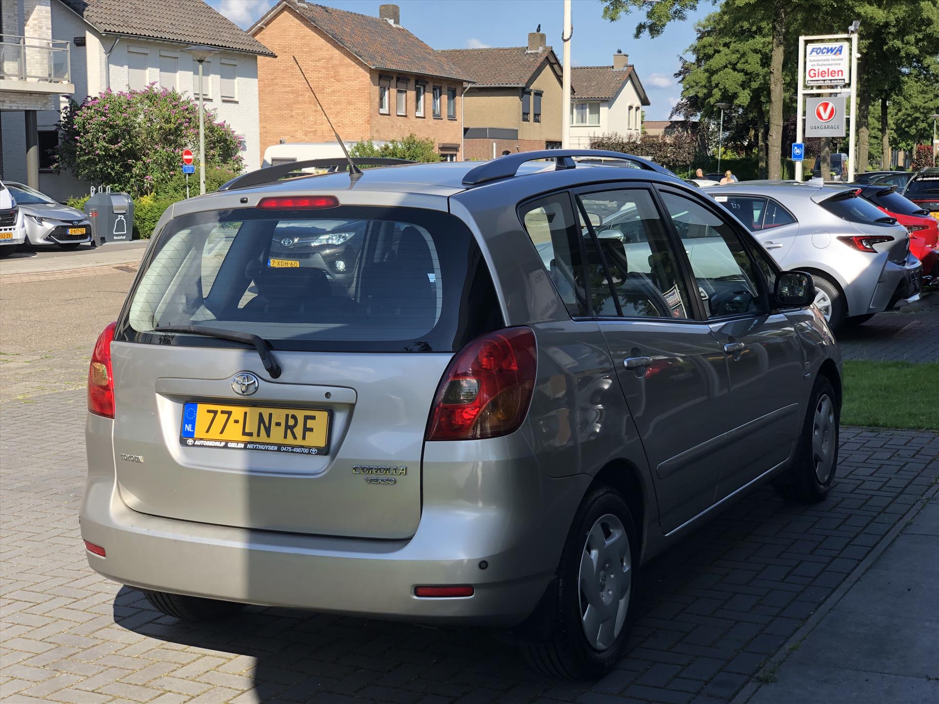 43239267-5.jpg