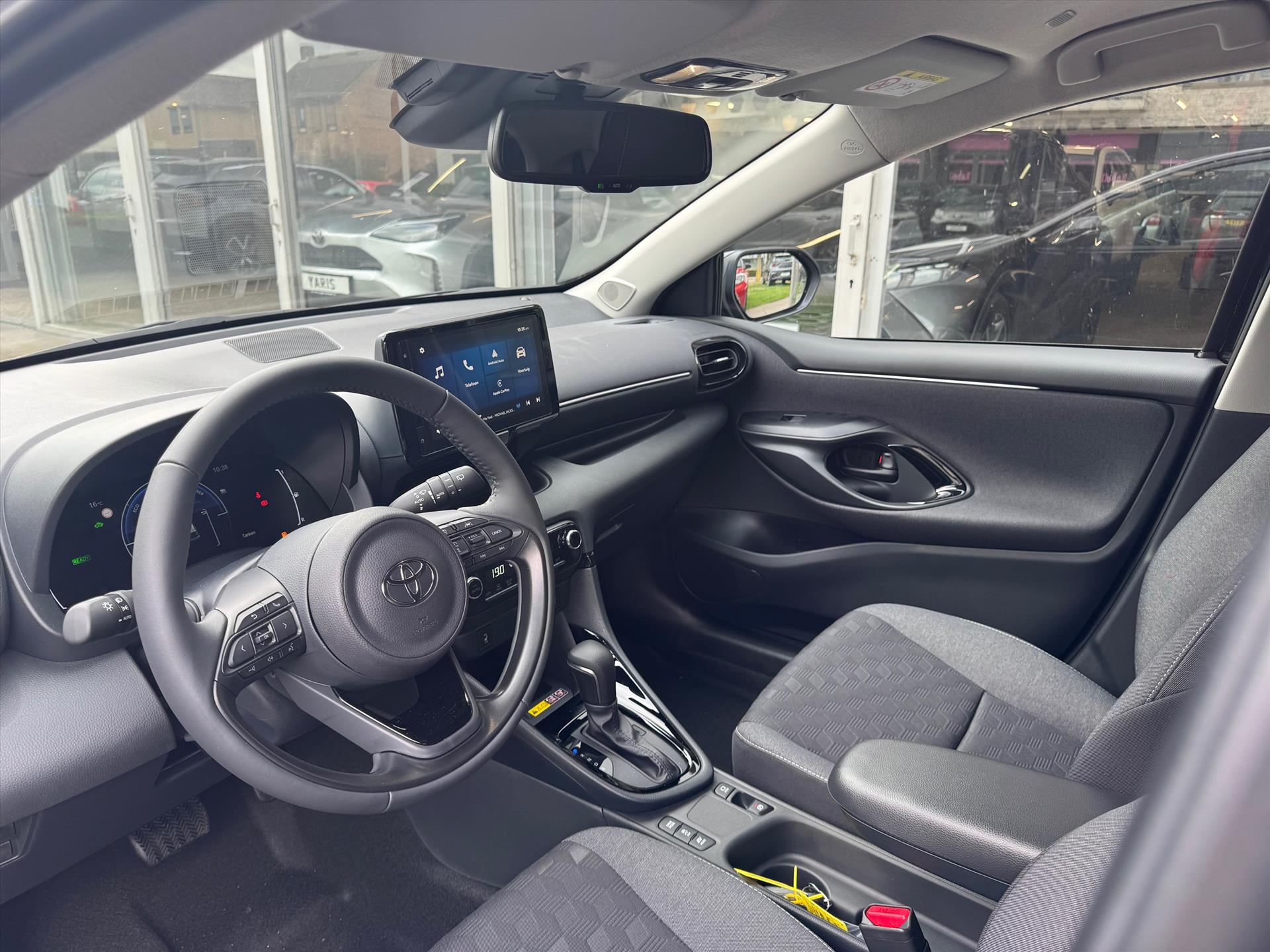 Toyota Yaris Hybrid Dynamic Plus | Stoel + Stuurverwarming, Lichtmetalen velgen, Keyless, Licht + Regensensor, Startknop 47945712-4.jpg | Autobedrijf Gielen