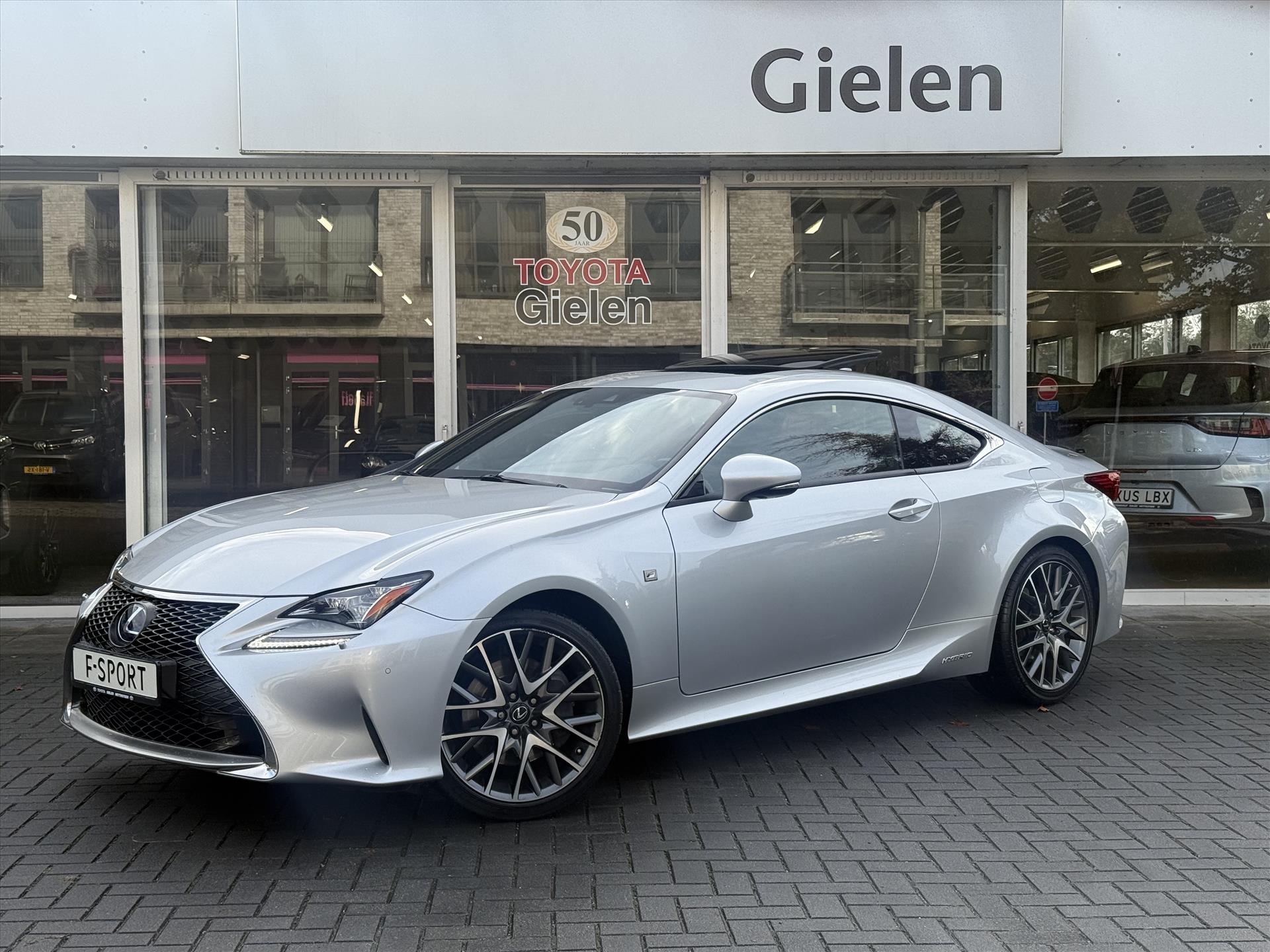 Lexus RC 300h F Sport Line | Schuifdak, Parkeersensoren, Stoelventilatie + verwarming, Leer, Dodehoekherkenning, Navigatie 48721420-0.jpg | Autobedrijf Gielen