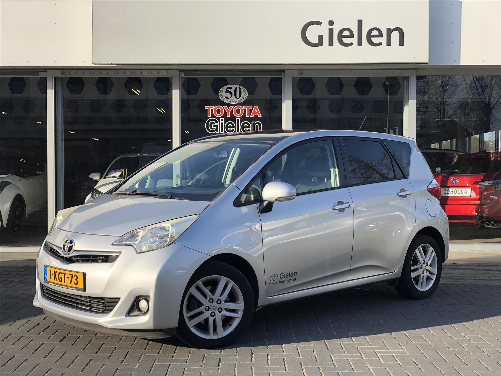Toyota Verso-S 1.3 VVT-i CVT Automaat Dynamic | Panoramadak, Lichtmetalen velgen, Parkeersensoren, Keyless, Top onderhouden, Fijne instap! 27028459-0.jpg | Autobedrijf Gielen