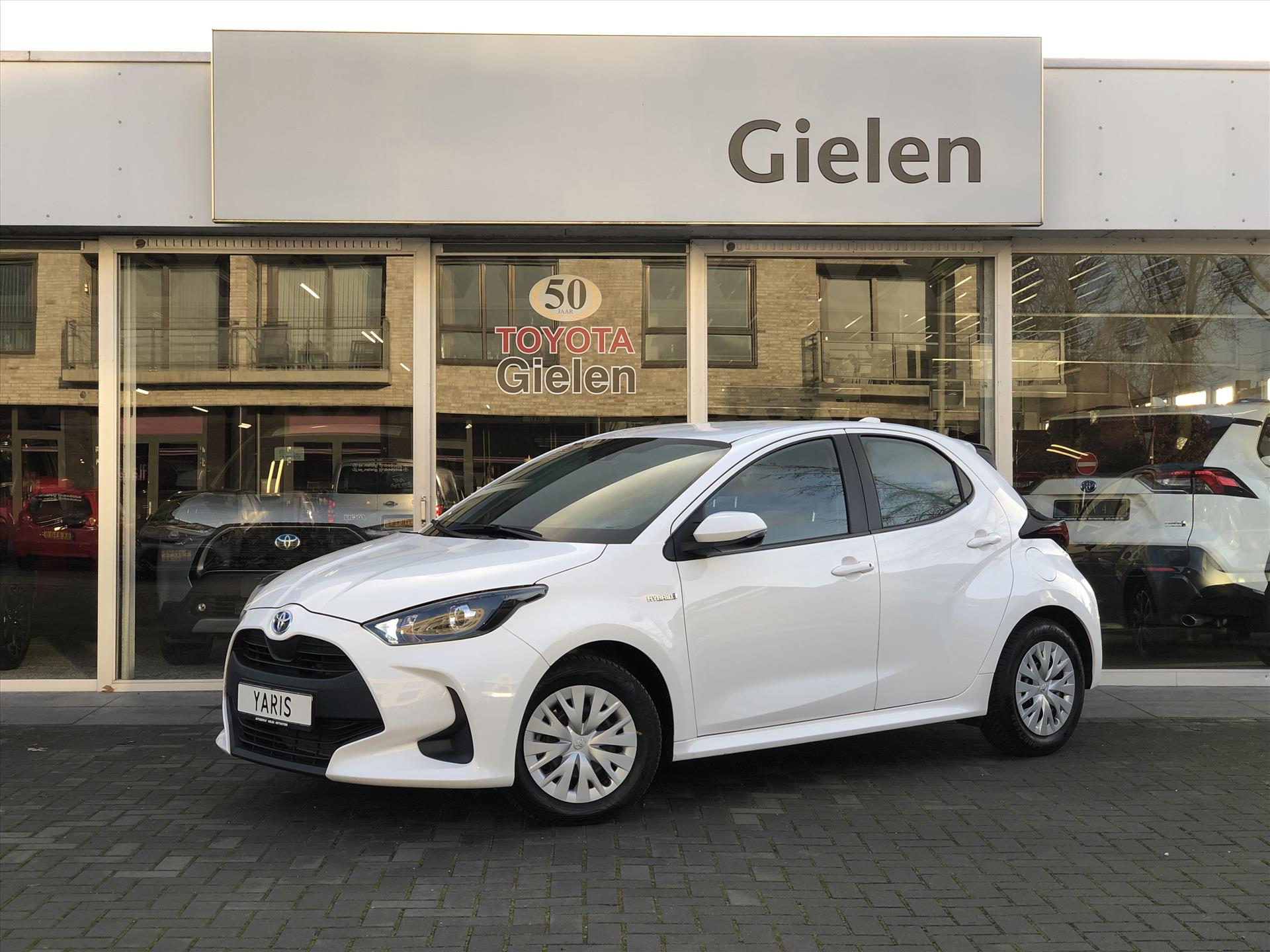 Toyota Yaris 1.5 Hybrid Active Plus | Navigatie, Stoelverwarming, Parkeercamera, Licht + regensensor, Garantie tot december 2030! 36958746-0.jpg | Autobedrijf Gielen