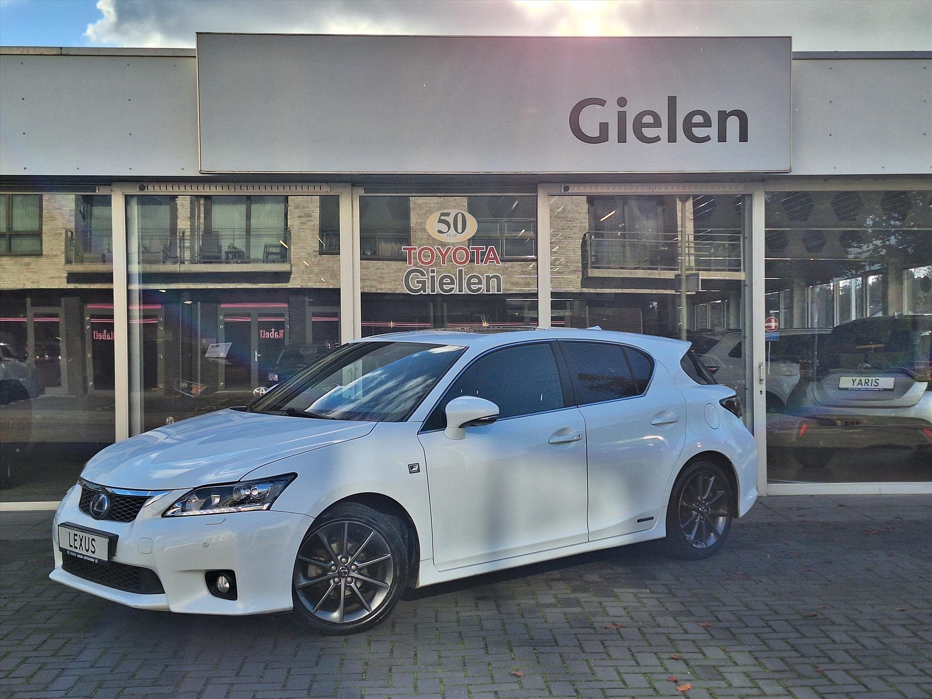 Lexus CT 200h F Sport Line | Schuifdak, Leer, Geheugenfunctie, Stoelverwarming, Parkeersensoren, 17 inch, Keyless, Cruise control 40892586-0.jpg | Autobedrijf Gielen
