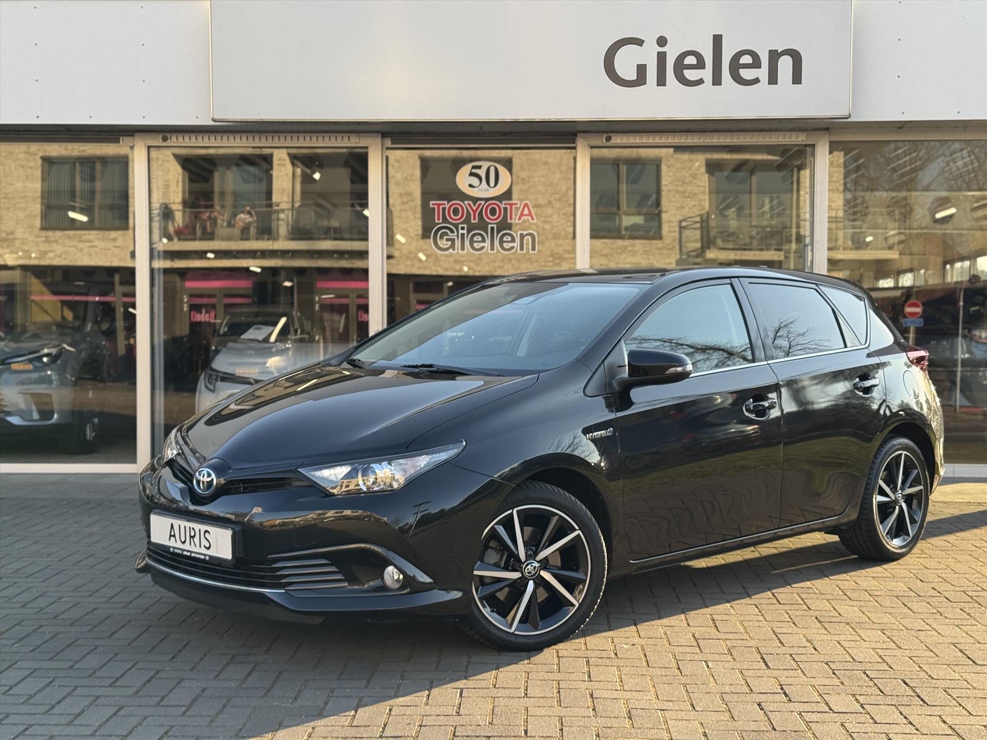 Toyota Auris 1.8 Hybrid Black Edition | Navigatie, 17 inch, Cruise control, Licht + Regensensor, Privacy Glass, Parkeercamera 43580481-0.jpg | Autobedrijf Gielen