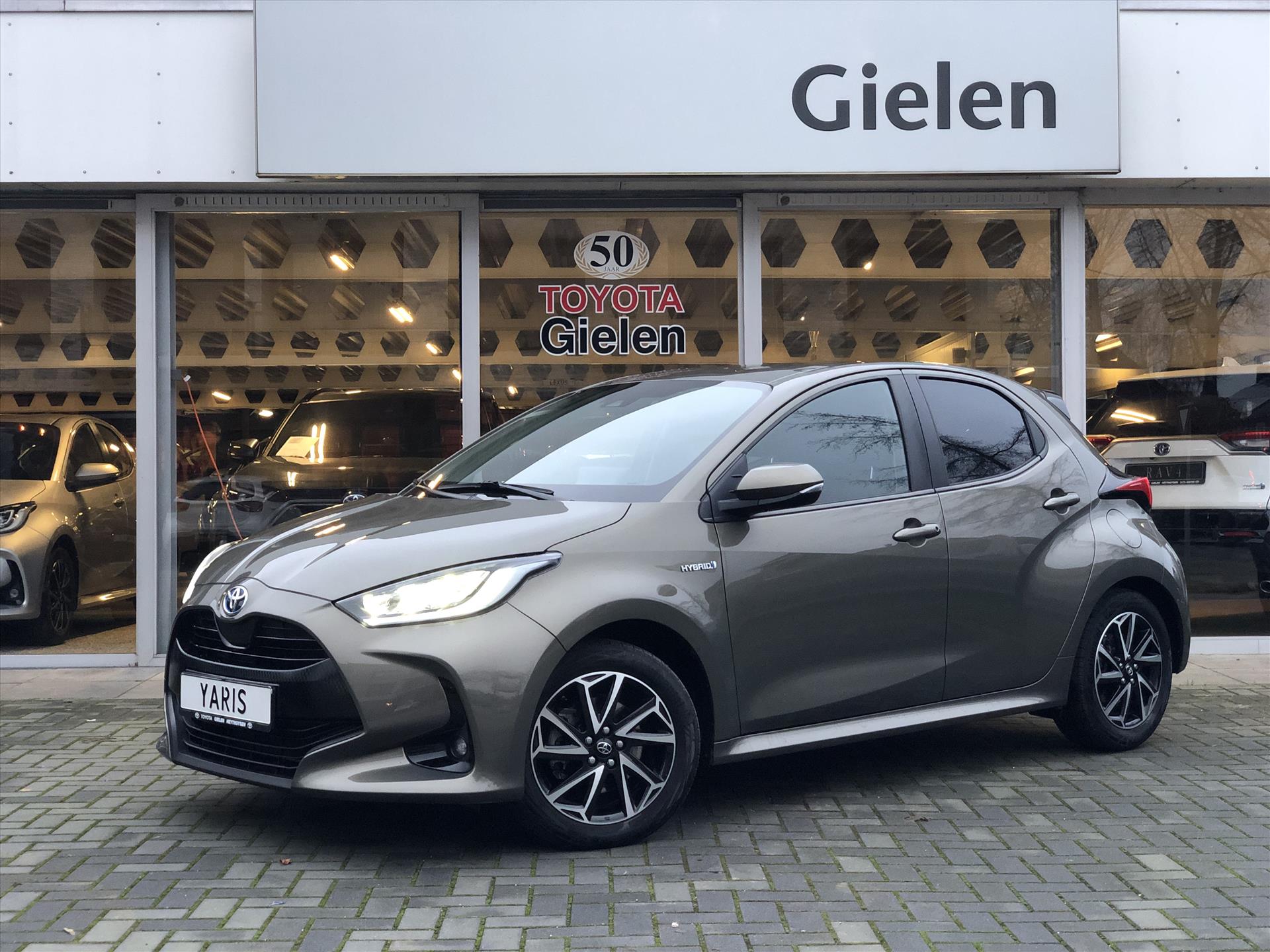 Toyota Yaris 1.5 Hybrid Dynamic | Navigatie, Apple CarPlay/Android Auto, 16 inch, Privacy glass, Keyless, LED, Startknop, Parkeercamera 44309726-0.jpg | Autobedrijf Gielen