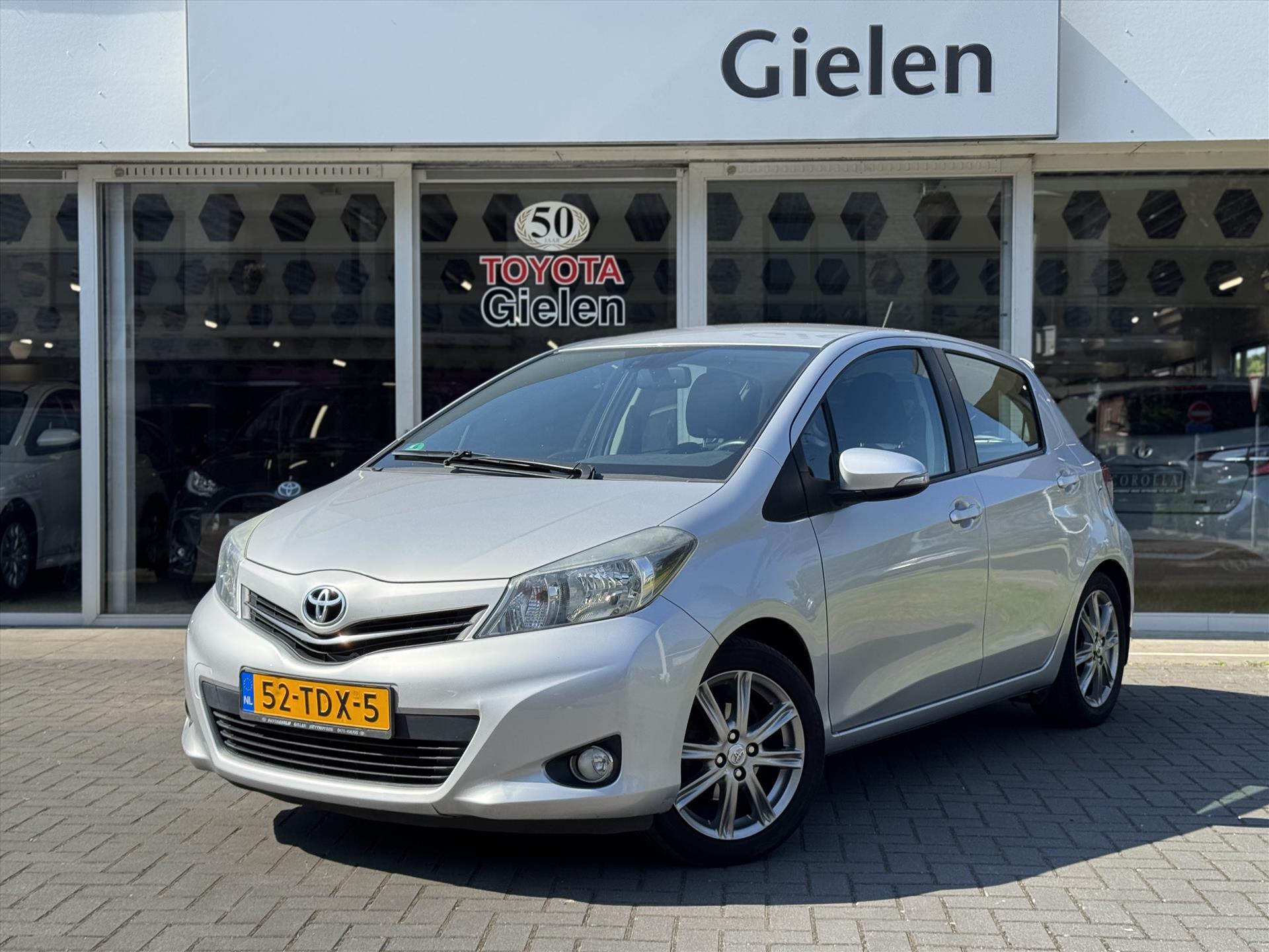 Toyota Yaris 1.3 16v VVT-i Dynamic | Cruise control, Climate control, Trekhaak, Camera, Licht en regensensor 45052160-0.jpg | Autobedrijf Gielen