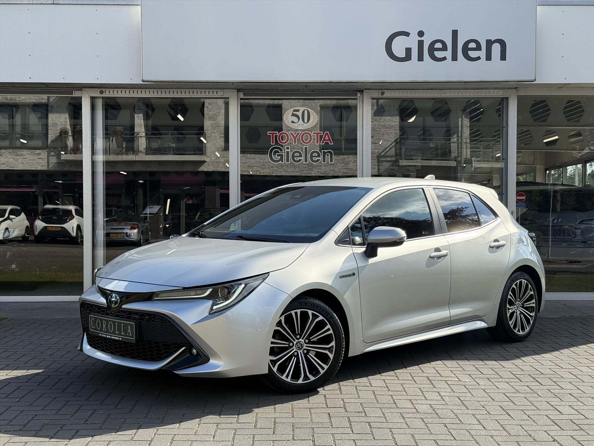 Toyota Corolla 2.0 Hybrid First Edition | Stoel + Stuurverwarming, 17 inch, Keyless, Privacy glass, Apple CarPlay/Android Auto 45268173-0.jpg | Autobedrijf Gielen
