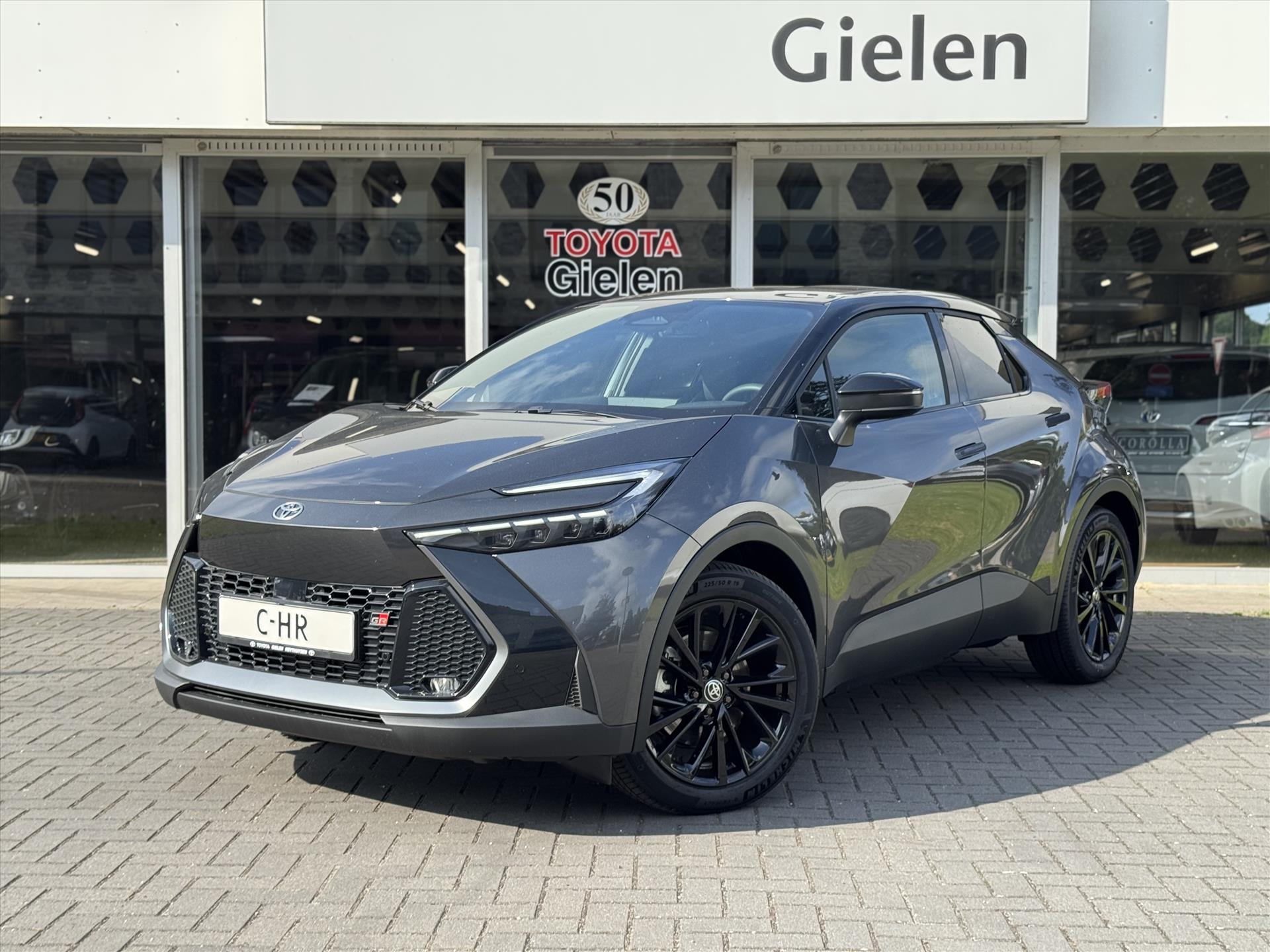 Toyota C-HR Plug-in Hybrid 223pk GR Sport | Geheugenfunctie, JBL, Stoel + Stuurverwarming, Elektrische achterklep, Parkeersensoren, Blind sp 45591912-0.jpg | Autobedrijf Gielen