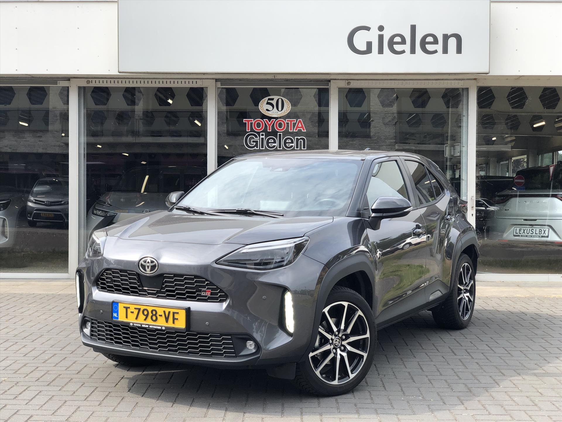 Toyota Yaris Cross 1.5 Hybrid GR Sport | Trekhaak, Parkeersensoren, Half Leer, Elektrische achterklep, Smart Connect, Stoelverwarming 46195115-0.jpg | Autobedrijf Gielen